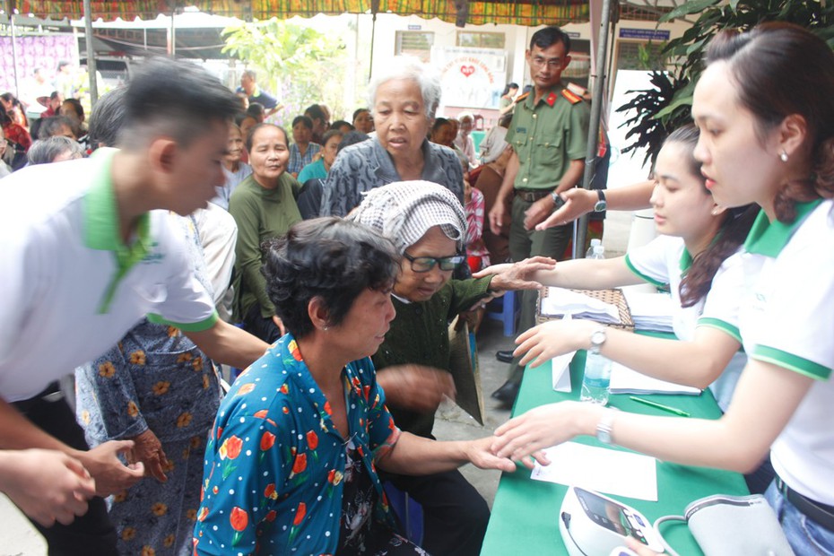 Công an TP.Cần Thơ tặng quà, khám bệnh miễn phí cho người nghèo