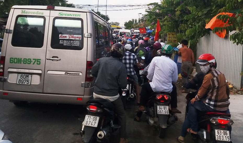 Phà Đình Khao kẹt cứng do lượng phương tiện tăng đột biến