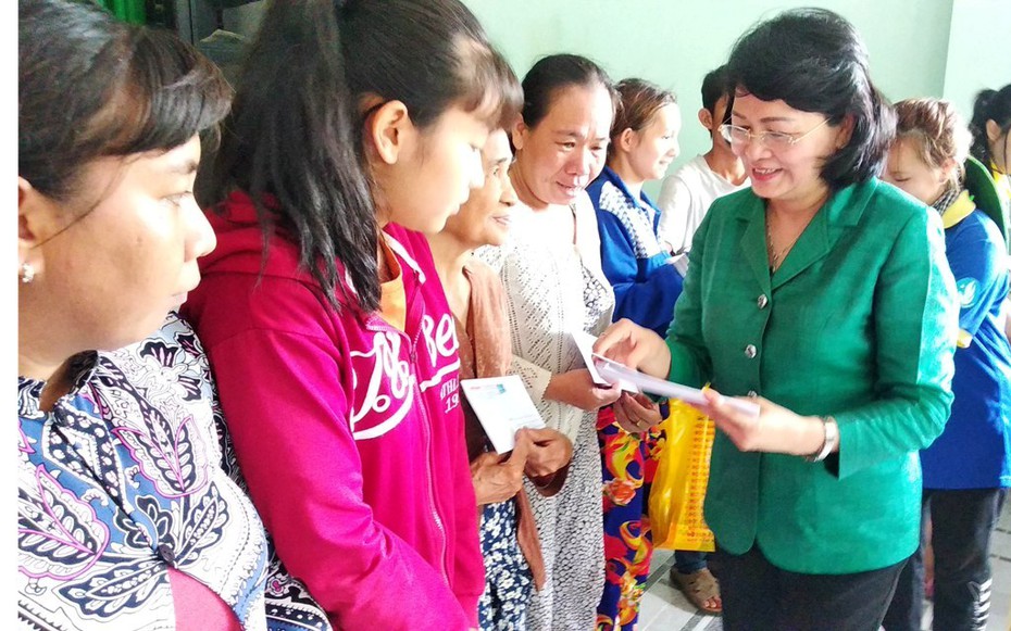 Phó Chủ tịch nước Đặng Thị Ngọc Thịnh trao quà tại tỉnh Vĩnh Long