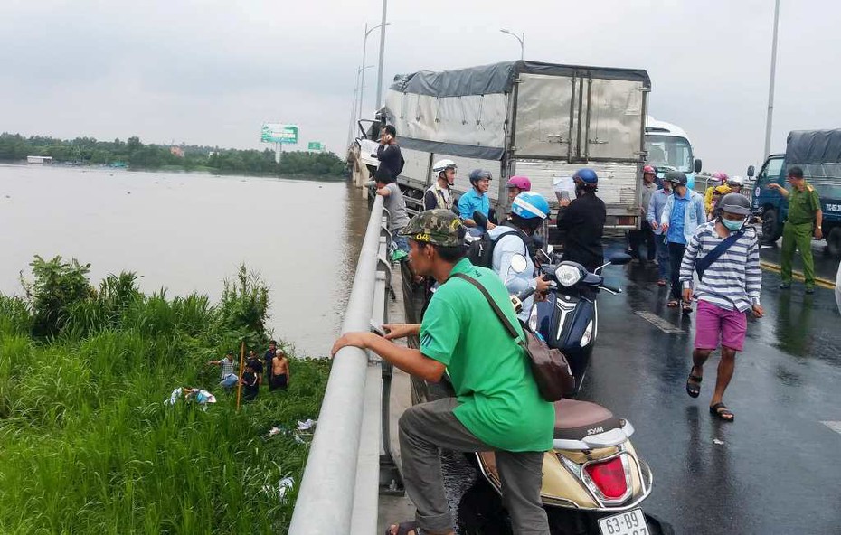 Xe tải tông thành cầu Rạch Miễu, một người văng xuống chân cầu tử vong