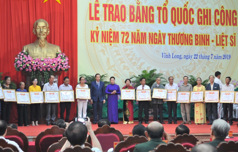 Vĩnh Long: Chủ tịch Quốc hội trao Bằng Tổ quốc ghi công cho thân nhân, gia đình liệt sĩ