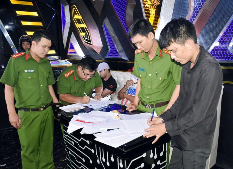 Phát hiện 26 nam, nữ đang phê ma túy trong quán karaoke ở miền Tây