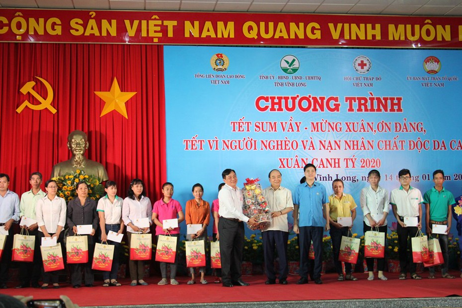 Thủ tướng Chính phủ Nguyễn Xuân Phúc tặng quà Tết tại Vĩnh Long