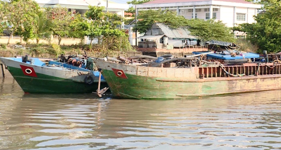 Bắt 3 sà lan trọng tải lớn hút cát trái phép trên sông Tiền trong đêm