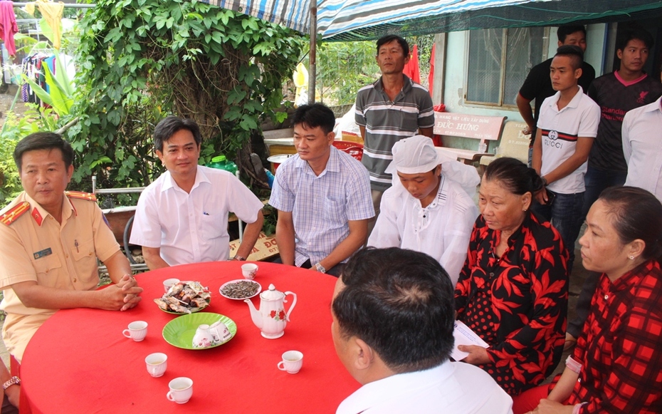 Trà Vinh: Thăm hỏi, động viên thân nhân gia đình có 3 người tử vong vì tai TNGT