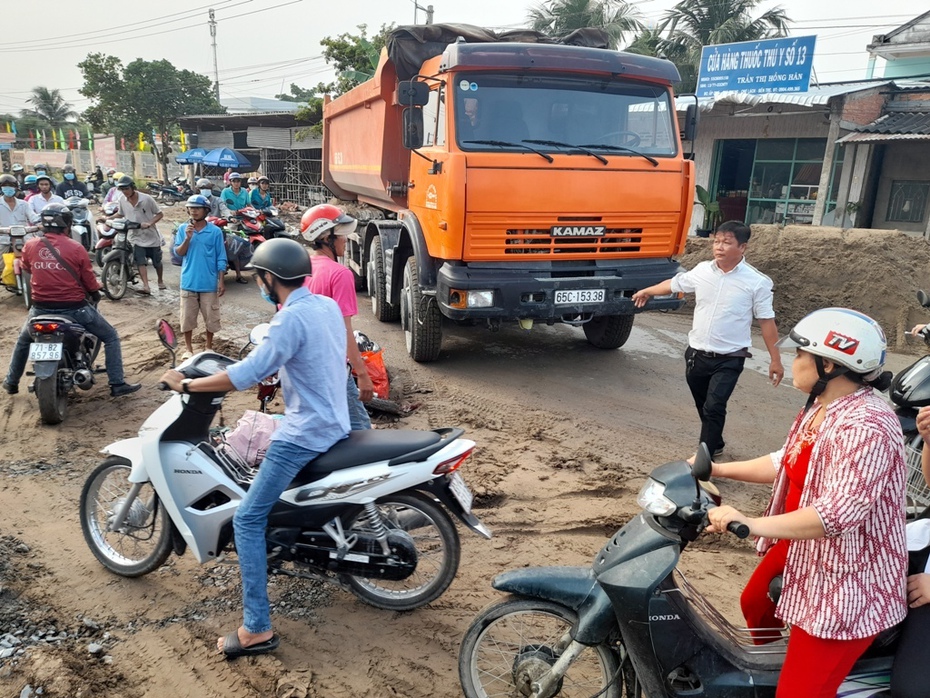 Mẹ bị xe ben cán nát chân, con gái gào khóc thảm thiết