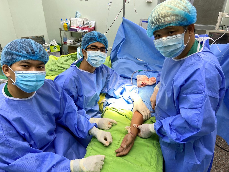 Hơn 3 giờ phẫu thuật nối thành công bàn tay bệnh nhân bị đứt lìa