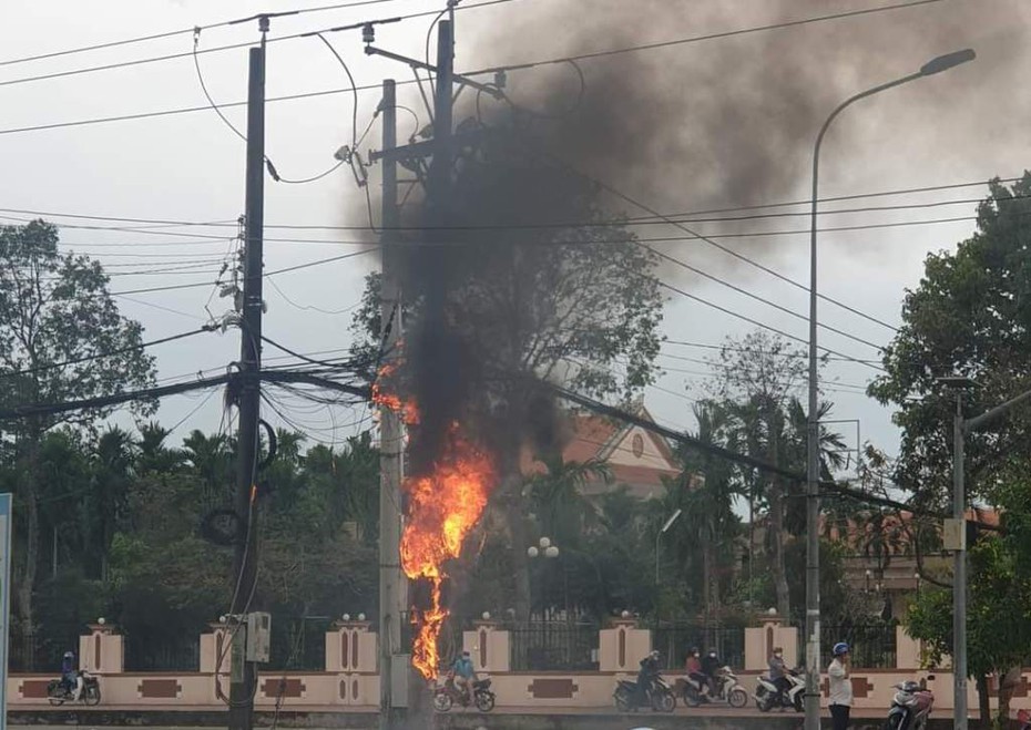 Vĩnh Long: Trụ điện cạnh đền thờ Phạm Hùng bất ngờ ngùn ngụt cháy