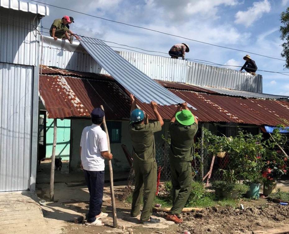 Kiên Giang: Hình ảnh đẹp, chiến sĩ công an giúp dân sửa lại nhà sau cơn lốc xoáy