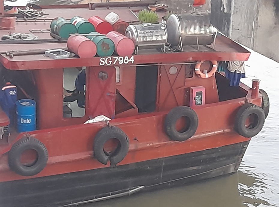Vĩnh Long: Sà lan chở 27 container bị kẹt cứng dưới gầm cầu