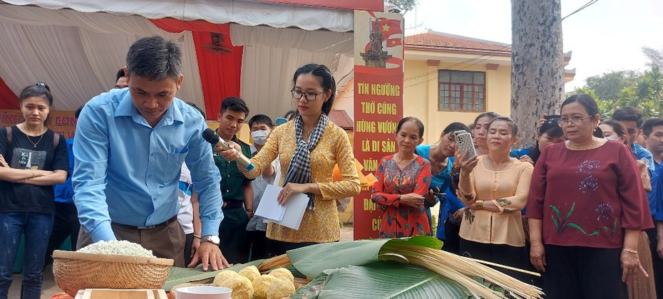 Vĩnh Long: Thực hành truyền dạy gói bánh chưng