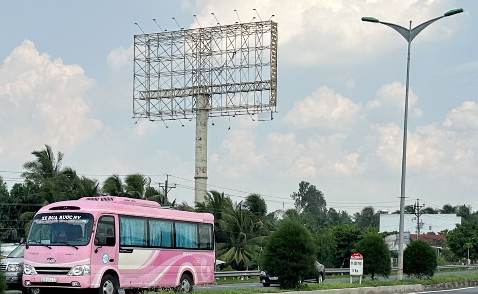 Vĩnh Long: Ẩn họa từ những pano quảng cáo ngoài trời