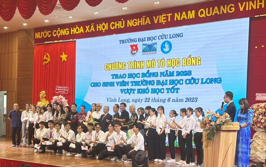 Trường Đại học Cửu Long trao học bổng giúp sinh viên học giỏi vượt khó