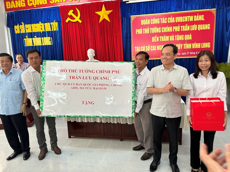 Phó Thủ tướng Trần Lưu Quang thăm, tặng quà tại cơ sở cai nghiện ma túy tỉnh Vĩnh Long