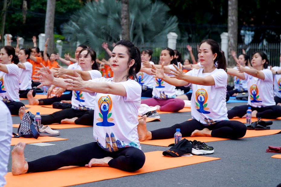 Đồng Tháp: 500 người tham gia đồng diễn Ngày Quốc tế Yoga lần thứ 9