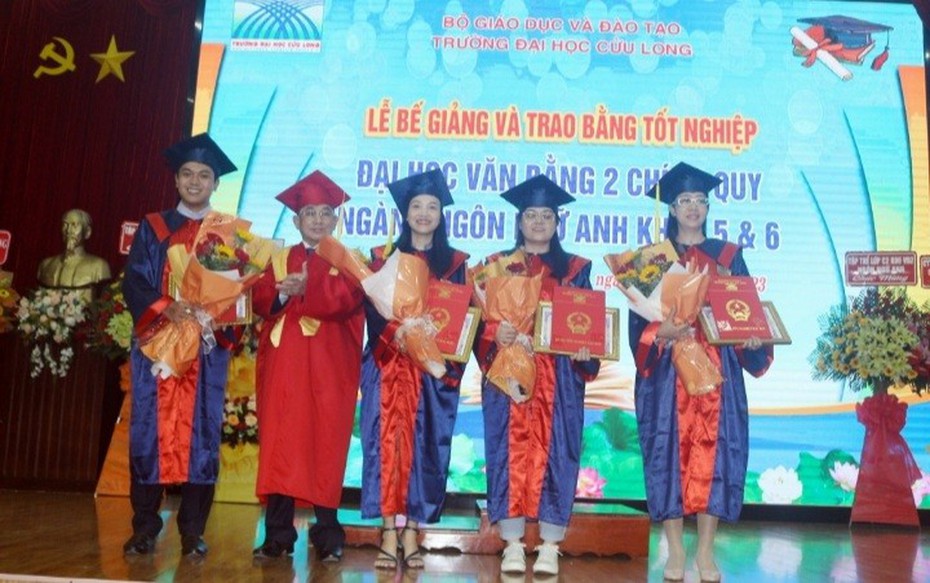 Trường Đại học Cửu Long trao bằng cho hơn 400 cử nhân ngôn ngữ Anh văn bằng 2 chính quy