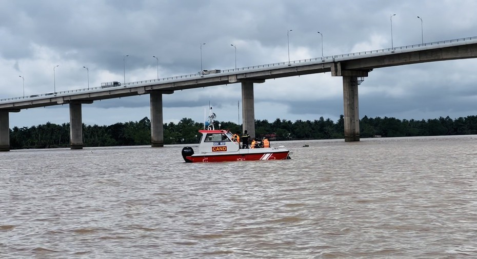 Tìm được thi thể cháu bé trong vụ nghi mẹ ôm con nhảy cầu ở Trà Vinh