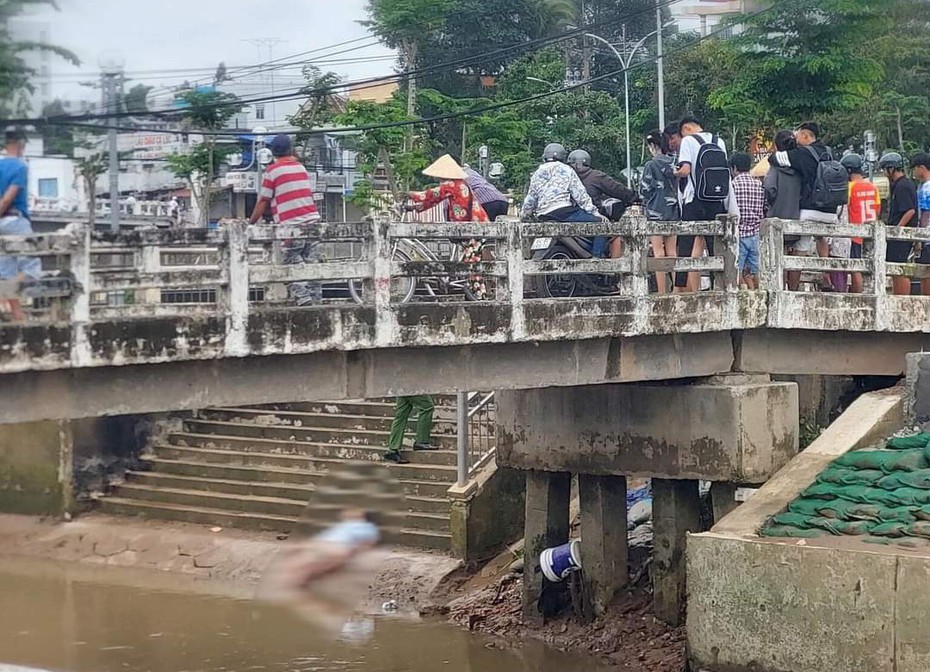 Hoảng hồn phát hiện người đàn ông tử vong trong tay cầm ống kim tiêm