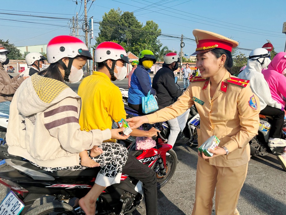 CSGT Công an Vĩnh Long tặng nước suối và sữa cho người dân