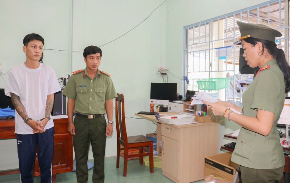 Bắt đối tượng tàng trữ vũ khí quân dụng