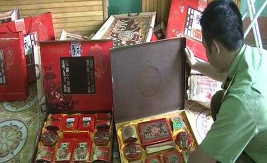 Nở rộ bánh trung thu xách tay: Giá “chát”, chất lượng… tù mù