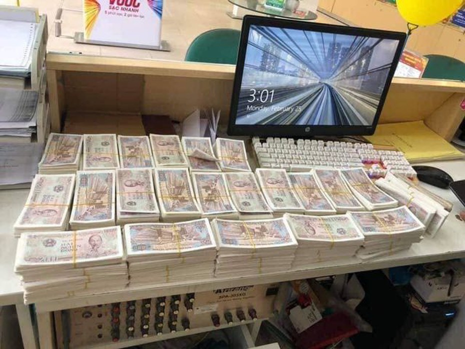 Mang bao tải tiền lẻ 2.000 đồng mua điện thoại 23 triệu tặng vợ nhân ngày 8/3
