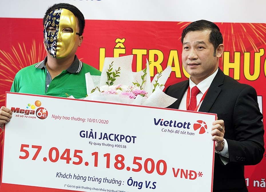 Lĩnh thưởng xổ số Vietlott 57 tỷ đồng, tài xế Grab không báo cho vợ