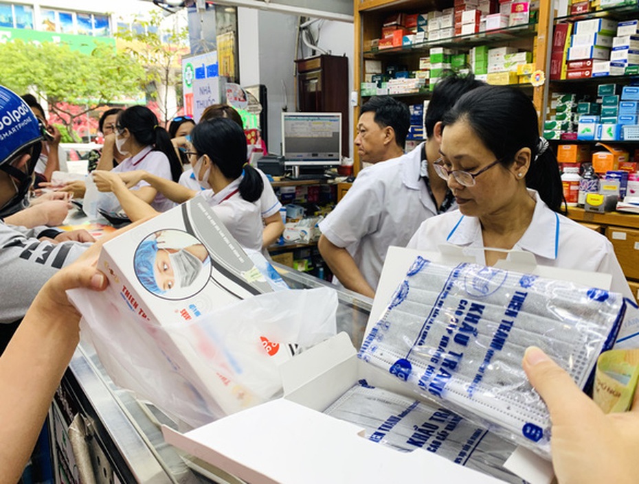 Doanh thu bán khẩu trang tăng 15 lần, hàng về tới đâu hết tới đó