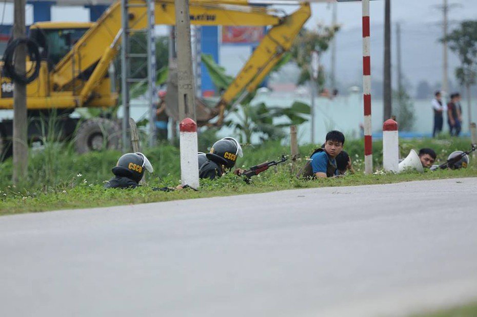 Vụ ôm hàng nóng cố thủ: 1 đối tượng bị khống chế, tiếp tục vây ráp 1 đối tượng còn lại