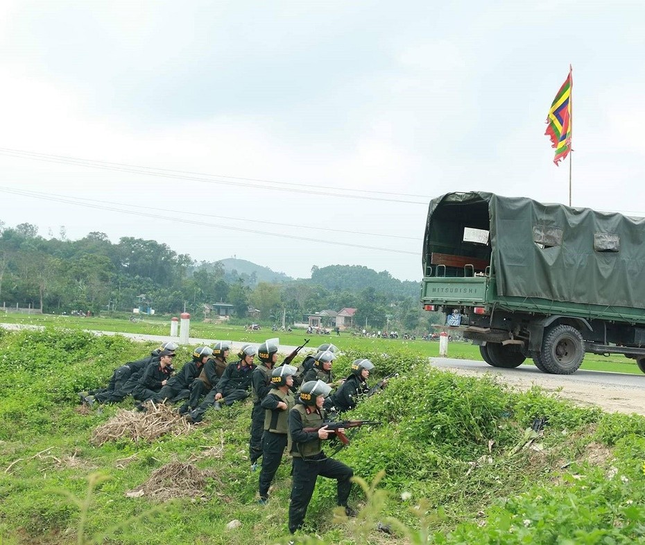 Rà tìm lựu đạn đã rút chốt tại hiện trường nhóm đối tượng buôn ma túy ôm súng cố thủ