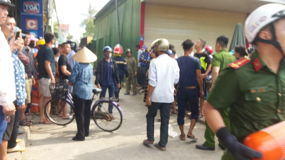 Nhà cao tầng đổ sập, một công nhân mắc kẹt trong khối bê tông