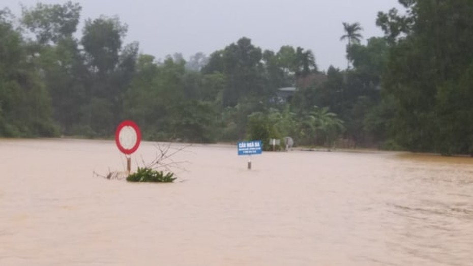 Nước lũ cô lập nhiều vùng, Hà Tĩnh sẵn sàng phương án di dân trong đêm