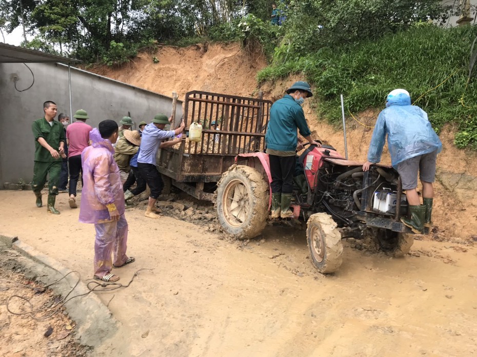 Vụ sạt lở núi khiến 2 trẻ bị thương nặng: "Tôi không thể cùng lúc cứu vợ và con"