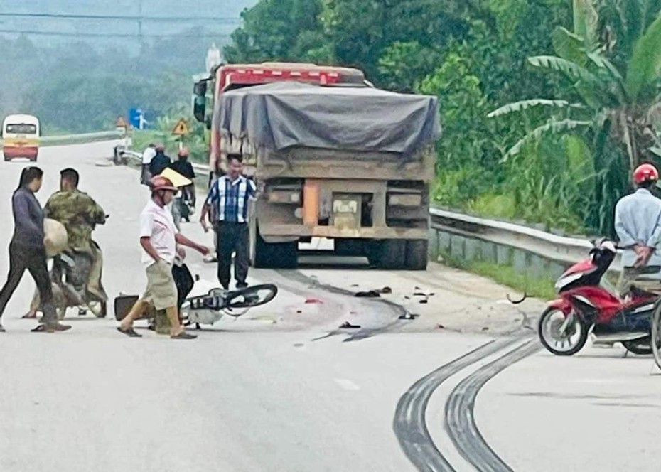 Va chạm với xe đầu kéo, hai vợ chồng thương vong trên QL8A