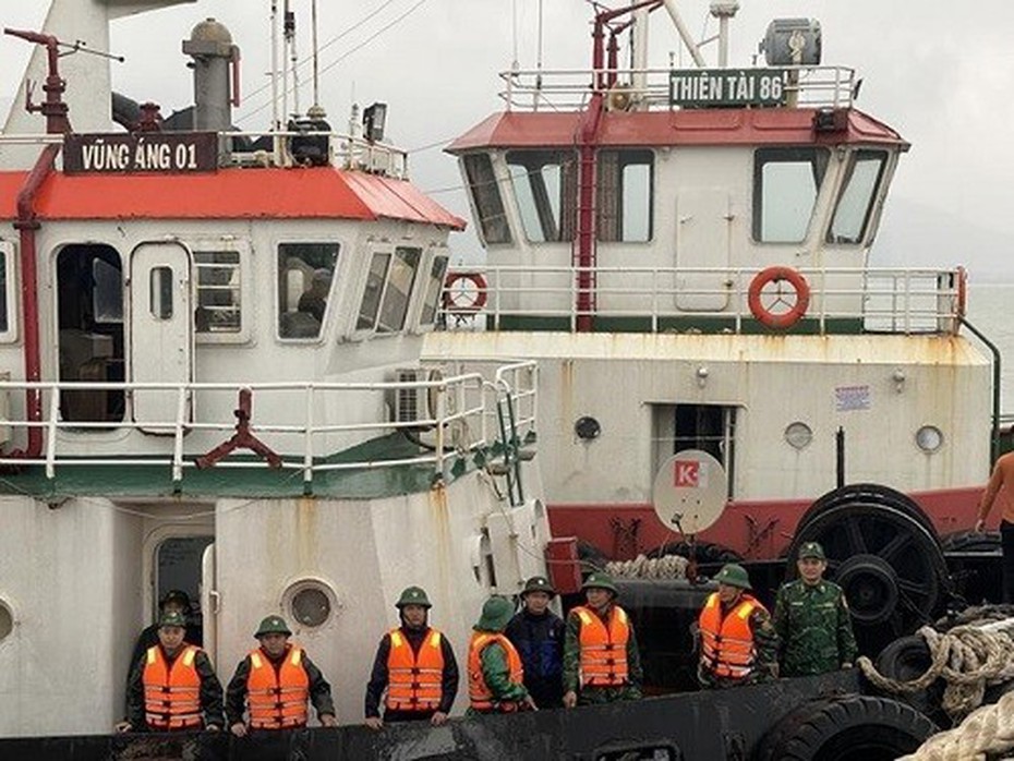 Hà Tĩnh: Chìm thuyền, 7 ngư dân lênh đênh trên biển được cứu sống