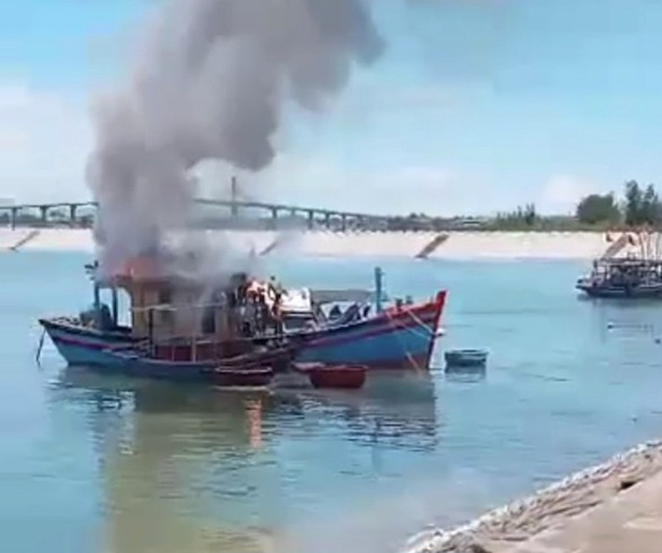 Hà Tĩnh: Tàu cá của ngư dân bốc cháy khi đang neo đậu