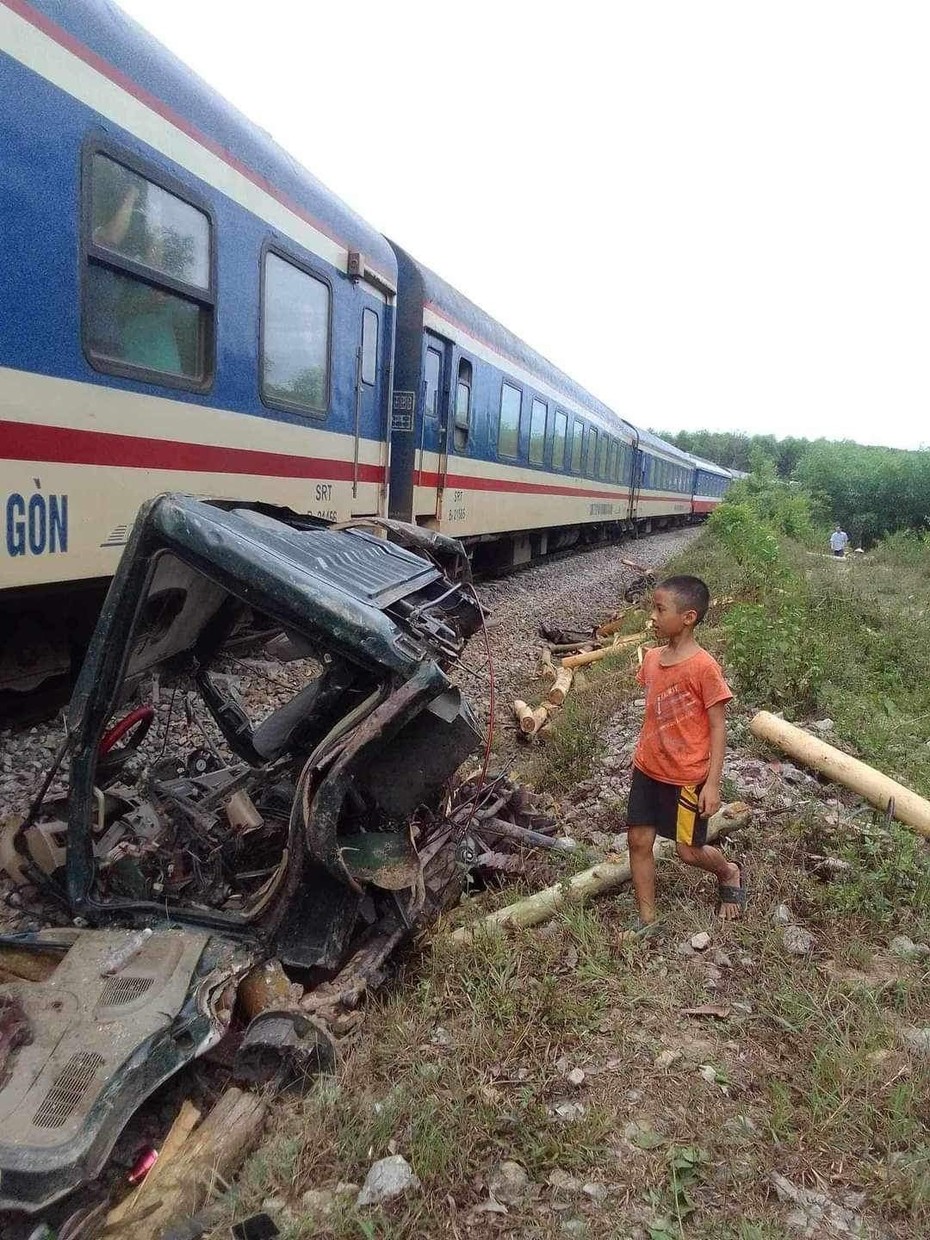 Hà Tĩnh: Va chạm với tàu hoả, xe tải bị gãy đôi