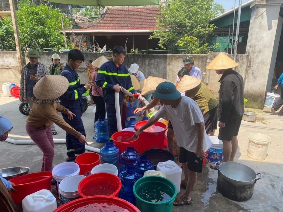 Hà Tĩnh: Điều động xe chữa cháy chở nước cho hàng trăm hộ dân