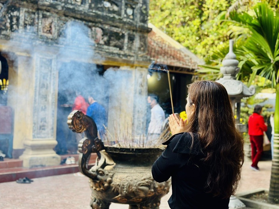 Du khách đổ về đền Bà Hải xin xăm đầu năm mới
