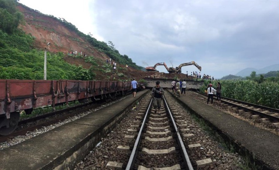 Ngành Đường sắt lên tiếng về vụ 7 toa tàu bị trật bánh do lở đất