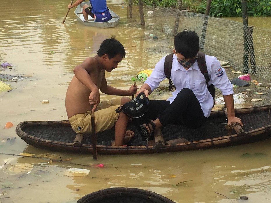 Học sinh Chương Mỹ đến trường bằng thuyền