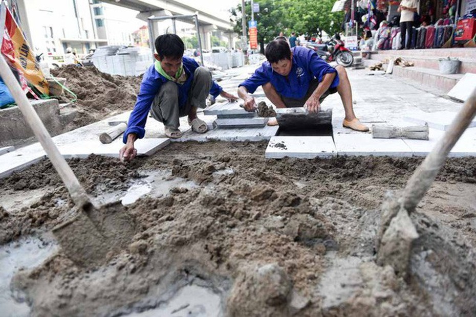 Chủ tịch Hà Nội yêu cầu làm rõ trách nhiệm việc lát đá vỉa hè