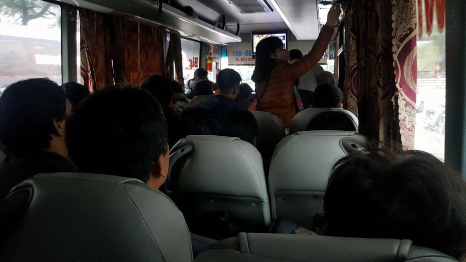 Sau nghỉ Tết người dân bị nhà xe “nhồi nhét” trở lại Hà Nội