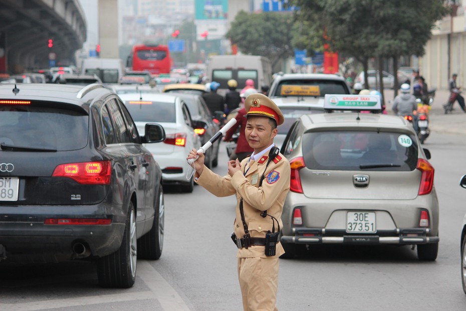 Hà Nội đang ùn tắc kéo dài tại nhiều tuyến phố