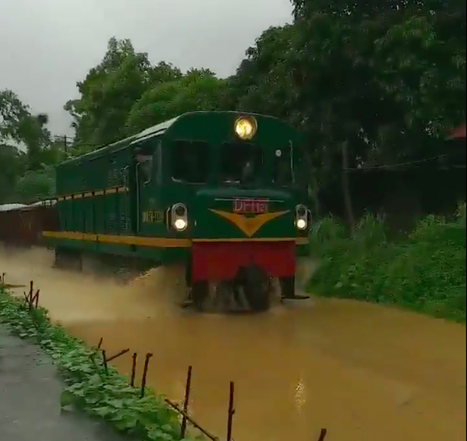 Người dân Yên Bái bất ngờ khi thấy tàu hoả chạy trên nước