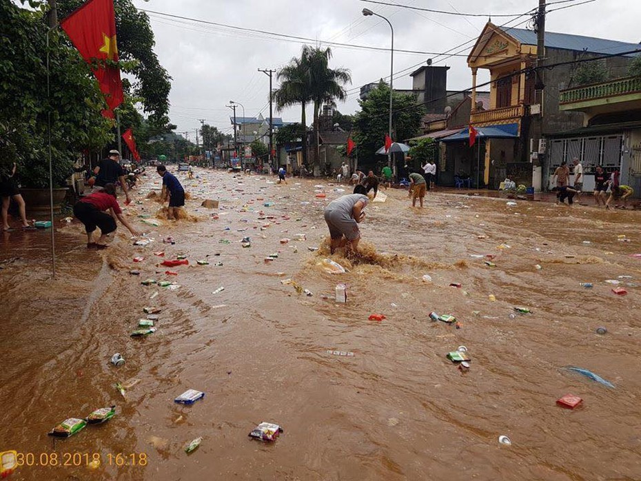 Sơn La: Người dân liều mình giữa dòng lũ chảy siết vớt hàng hoá bị cuốn trôi