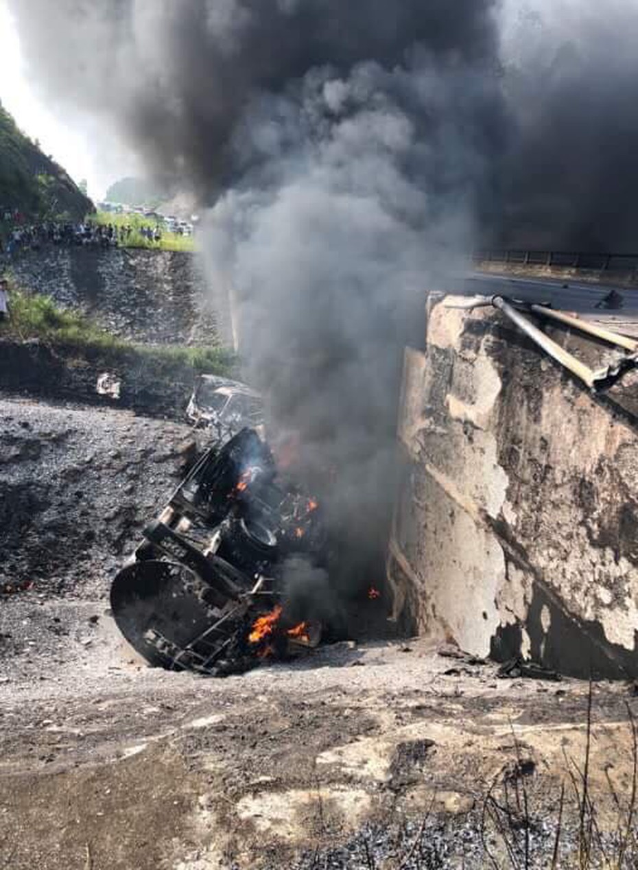 Xe bồn phát nổ bốc cháy, cao tốc Nội Bài – Lào Cai cấm xe qua cầu Ngòi Thủ