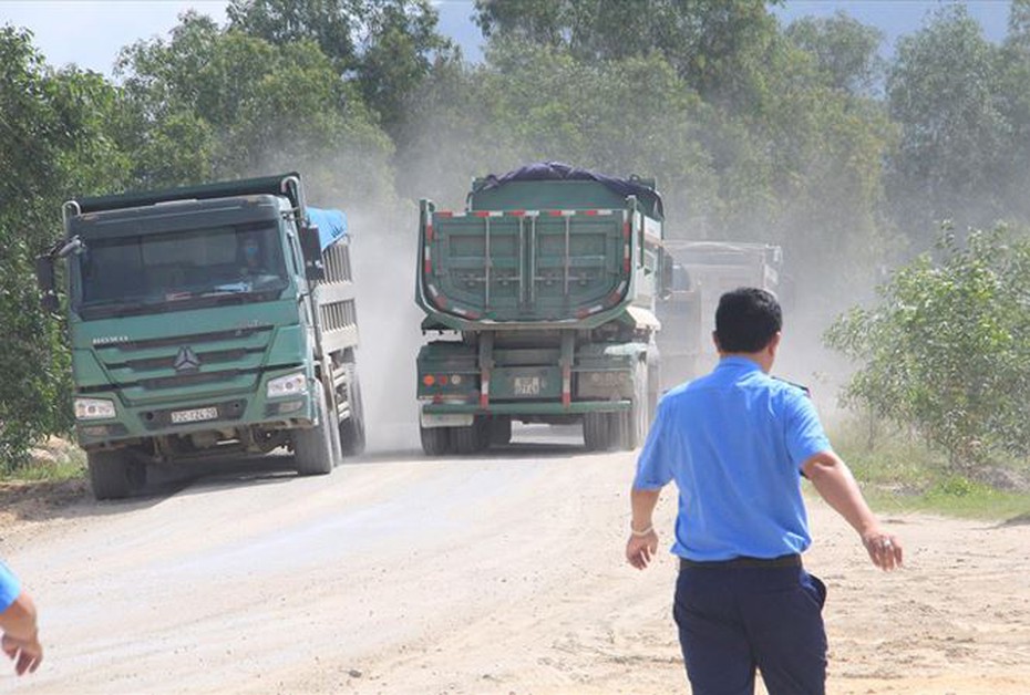 Hà Nội yêu cầu 6 cán bộ thanh tra sở GTVT báo cáo vì “nghi bảo kê” xe quá tải