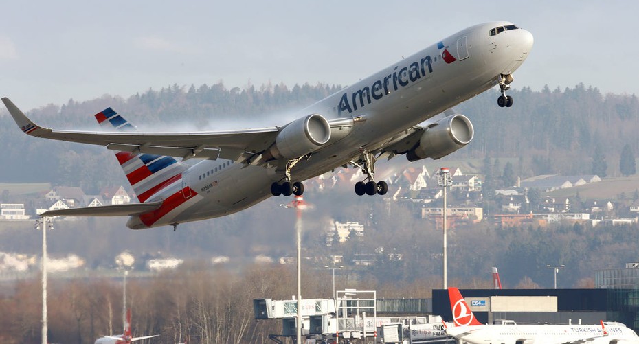 100 tiếp viên hàng không American Airlines dương tính với Covid-19