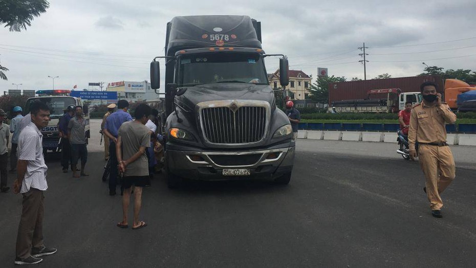 Hải Dương: Bị cuốn vào gầm container, hai công nhân tử vong tại chỗ